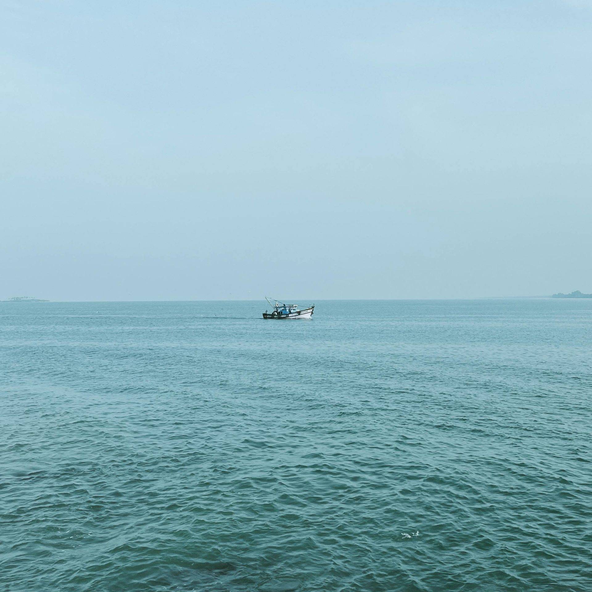 Boot fährt über das Meer